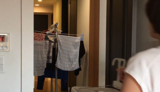 洗濯ものを運んでいる